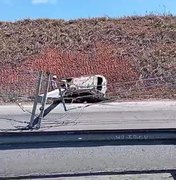 Carro fica totalmente destruído após bater em poste e pegar fogo na Barra de São Miguel
