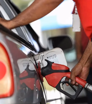 Petrobras anuncia redução de 5,2% no preço da gasolina para distribuidoras