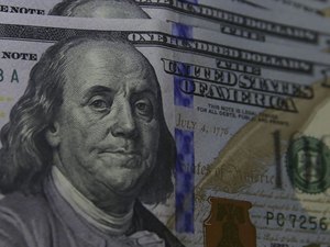 Dólar aproxima-se de R$ 5 com dados econômicos no Brasil e nos EUA