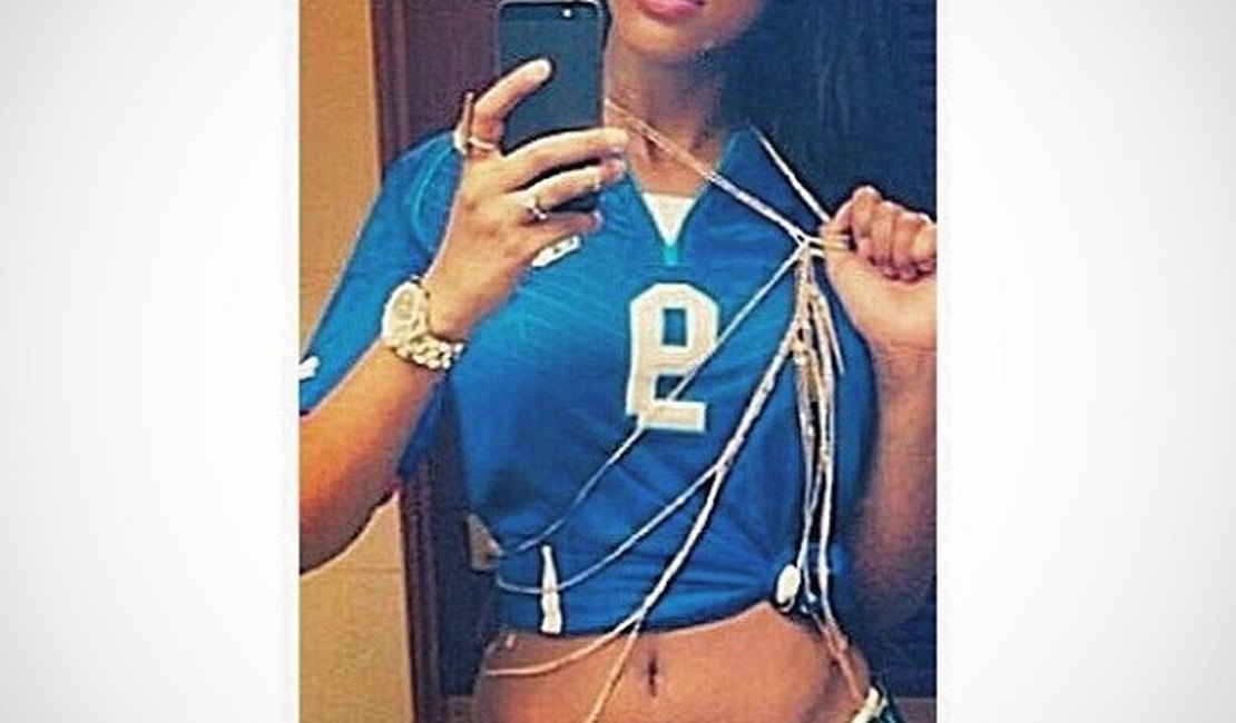 Fanny Neguesha exibe barriguinha