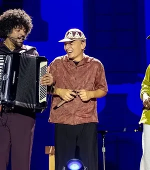 João Gomes homenageia Kara Véia na abertura do São João de Campina Grande