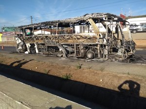 [Vídeo] Ônibus interestadual incendeia na BR-101 em Junqueiro