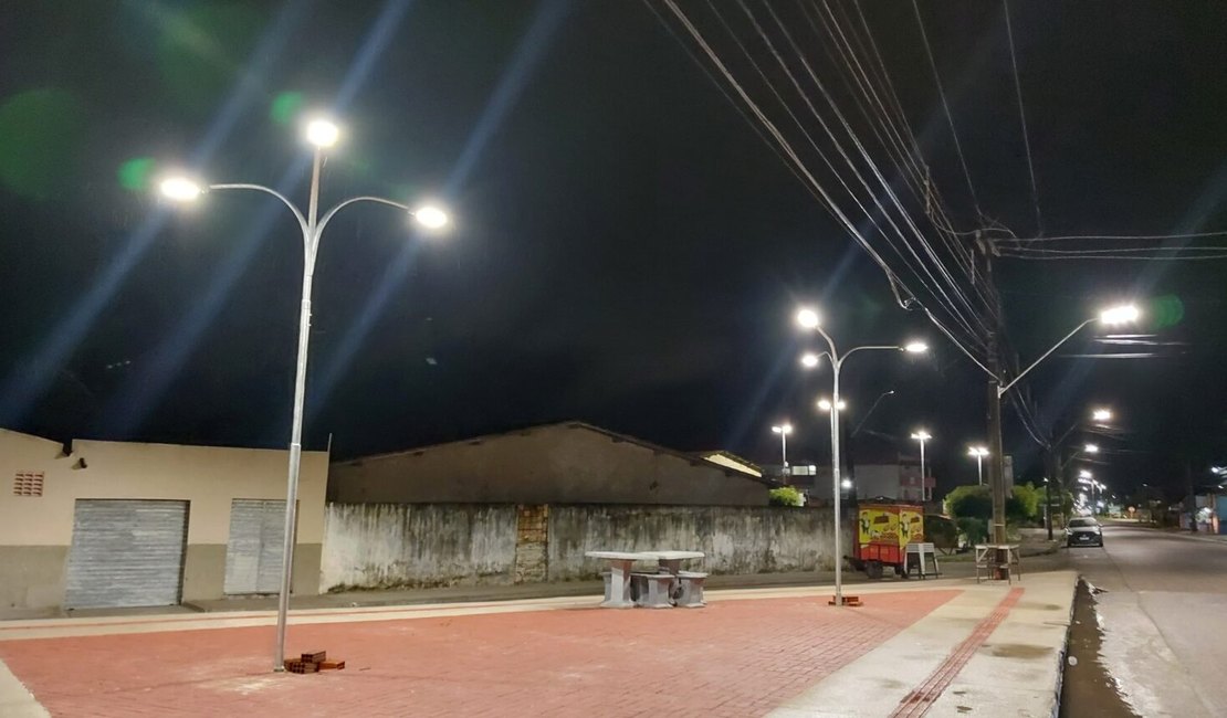 Programa Penedo Mais Iluminada entrega LEDs em praça de Conjunto