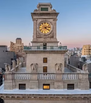 Mansão inusitada em torre com relógio em Nova York é finalmente vendida; valor é mantido em segredo