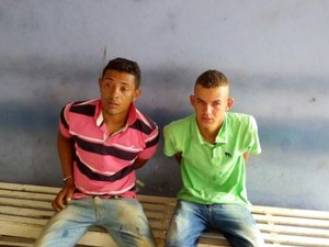 Após exibir revólver, dupla é presa por porte ilegal