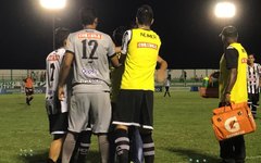 Leandro Kivel comemora seu gol no jogo