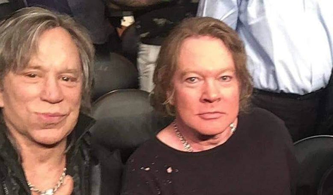 Axl Rose e Mickey Rouke aparecem irreconhecíveis em foto com fã