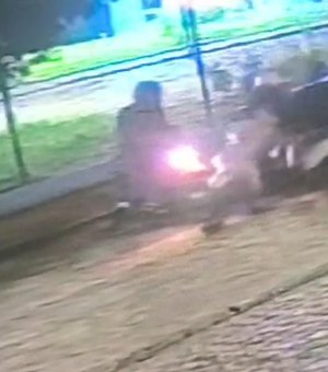 Dupla furta moto de estudante em frente a escola no bairro Baixão, em Arapiraca