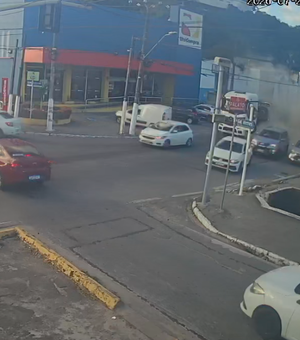 Câmera registra momento em que caminhão carregado de cimento atinge veículos