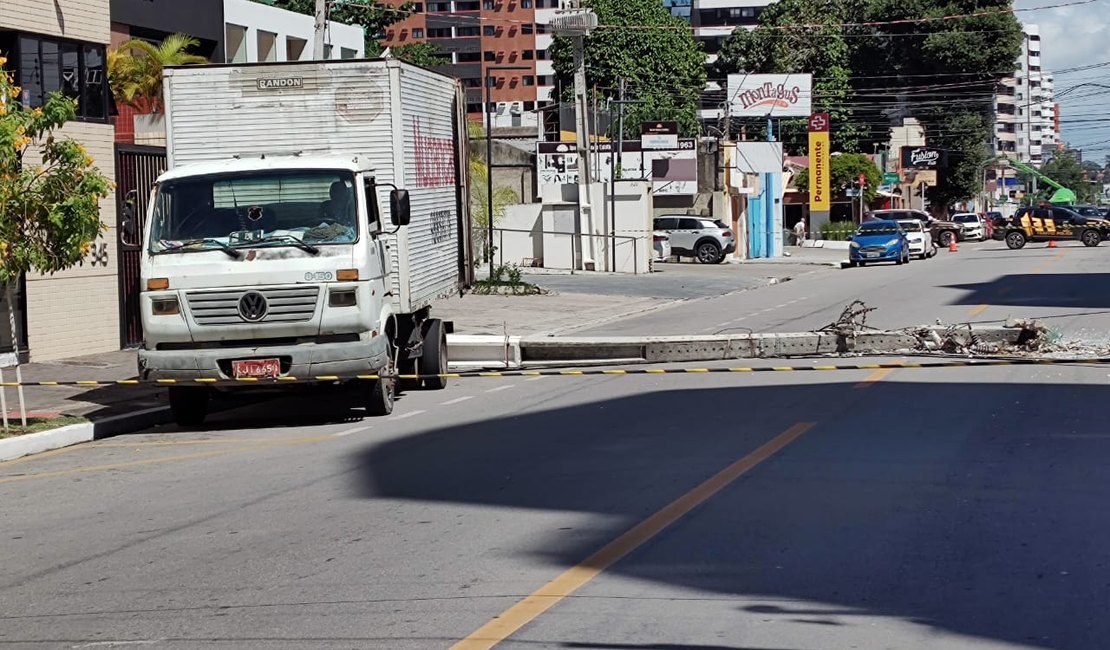 Poste cai e bloqueia os dois sentidos da Avenida Deputado José Lages