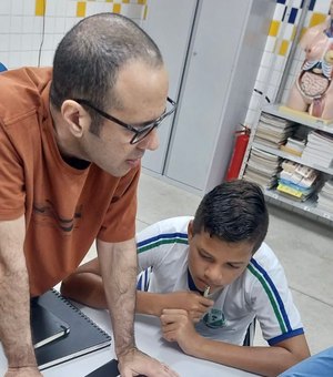 [Vídeo] Artista arapiraquense compartilha sua paixão pelo desenho em oficina para adolescentes