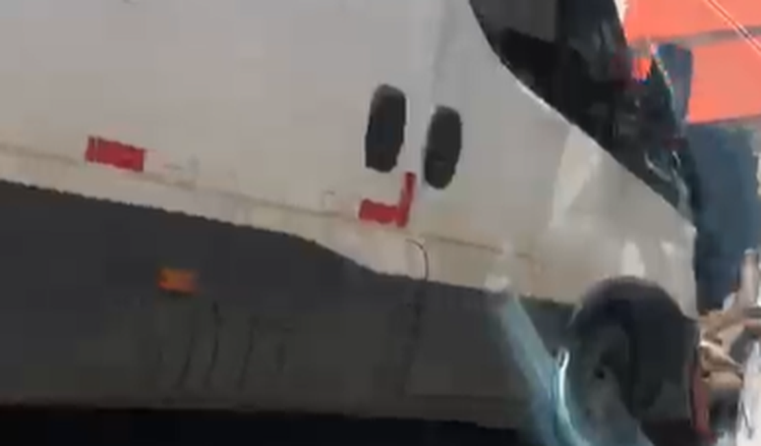 Van colide contra fachada de clínica no Centro de Arapiraca