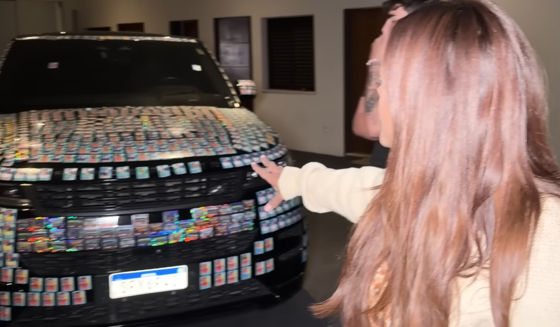 Camila Loures completa álbum da Copa em 24h e cobre o carro do irmão com figurinhas repetidas