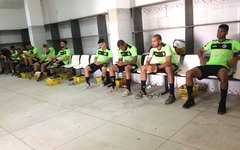 Jogadores no vestiário do estádio Coaracy da Mata Fonseca