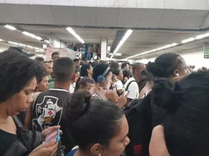 Passageiros ficam feridos no metrô da Estácio após confusão em escada