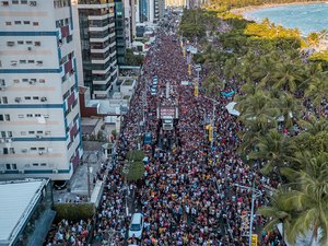 Bell Marques volta a arrastar multidão na orla de Maceió no primeiro dia de 2024