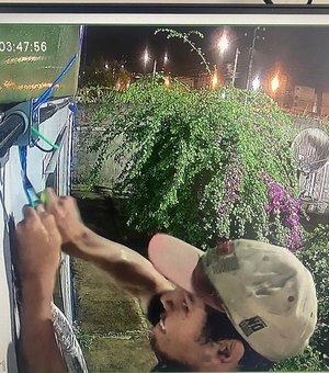 [Vídeo] Câmeras registram homem furtando fios de energia de ar-condicionado em escola de Maceió