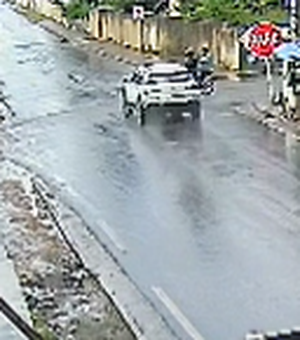 [Vídeo] Motorista de carro não obedece sinalização e atinge mototaxista em cruzamento no bairro Cavaco