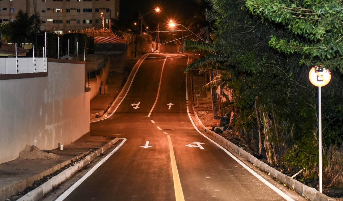 Rui Palmeira entrega avenida pavimentada na Serraria