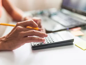 Justiça condena Caixa Seguradora e Caixa Vida e Previdência a indenizar cliente por cobrança indevida