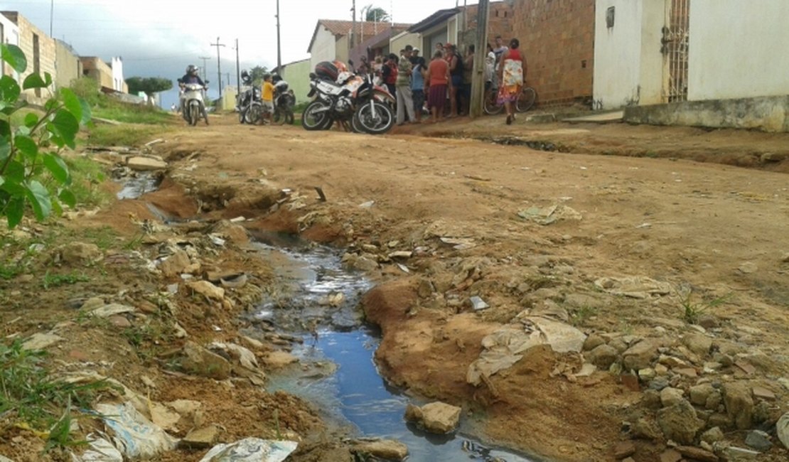 Idosa se desequilibra por causa de buraco e fratura perna em Arapiraca