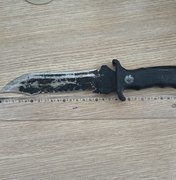 Jovem de 19  anos é flagrado tentando esconder faca na cintura em Delmiro Gouveia