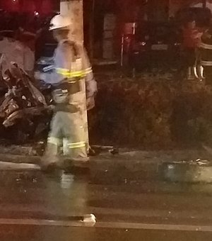 Motorista morre carbonizado após carro colidir com poste em Maceió