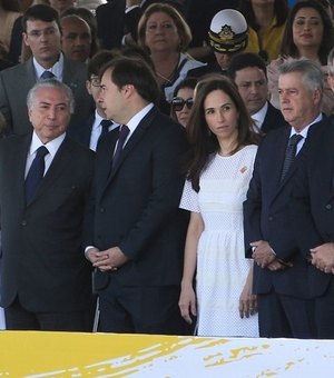 Com 'fora, Temer' e aplausos, presidente participa de desfile em Brasília