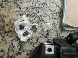 Jovem de 19 anos é preso com bombinhas de maconha em Arapiraca