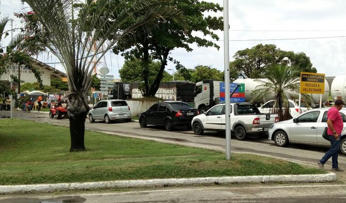 Motoristas de aplicativo e taxistas mantêm bloqueio na entrada do porto de Maceió