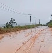 Rodovia entre São Luís do Quitunde e Barra de Santo Antônio fica coberta de lama após chuvas