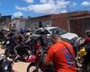 Motociclistas fazem ato de apoio a menino que vende doces após ser ridicularizado por influenciadora