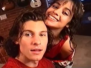 Shawn Mendes e Camila Cabello mostram momentos da sua quarentena em clipe natalino