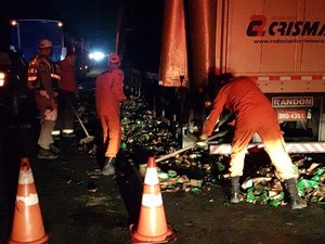 [Vídeo] Caminhão que transportava bebidas alcoólicas pega fogo na AL-220