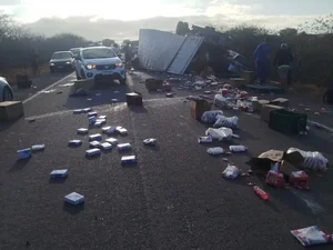 Colisão entre caminhões e carros deixa mortos e paralisa trânsito na BR-320, na Paraíba