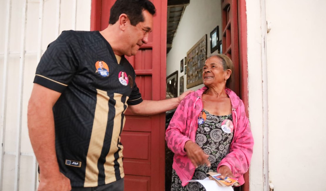 Severino Pessoa arrasta multidão durante caminhada no Bom Sucesso