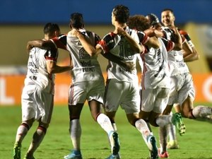 BRASILEIRÃO: Flamengo e Santos vencem primeira; Palmeiras tropeça em Chapecó