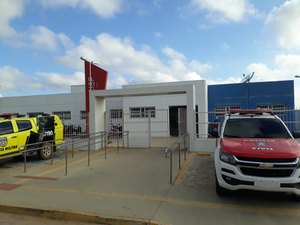 Policiais civis prendem homem acusado de estuprar enteada