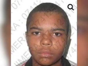 Jovem de 22 anos é assassinado a tiros em beco no Feitosa