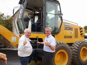 Senador Fernando Collor entrega máquina agrícola ao município de Maragogi