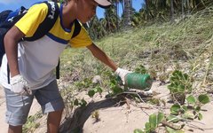 Estudantes fizeram um mutirão de limpeza na Praia de Boqueirão