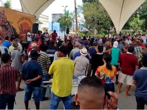 [Vídeo] Sanfona, triângulo, zabumba e as conhecidas canções nordestinas lotam praça nesta segunda