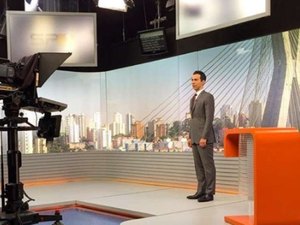 Homem tenta pegar câmera da Globo e para transmissão ao vivo