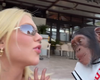 Virginia surge beijando macaco durante viagem de luxo em Dubai