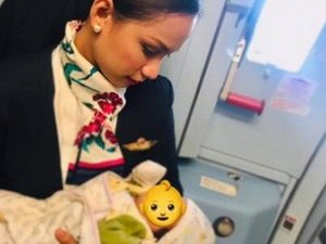 Comissária de bordo amamenta bebê de passageira durante voo