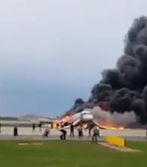 [Vídeo] Avião pega fogo ao fazer pouso de emergência na Rússia