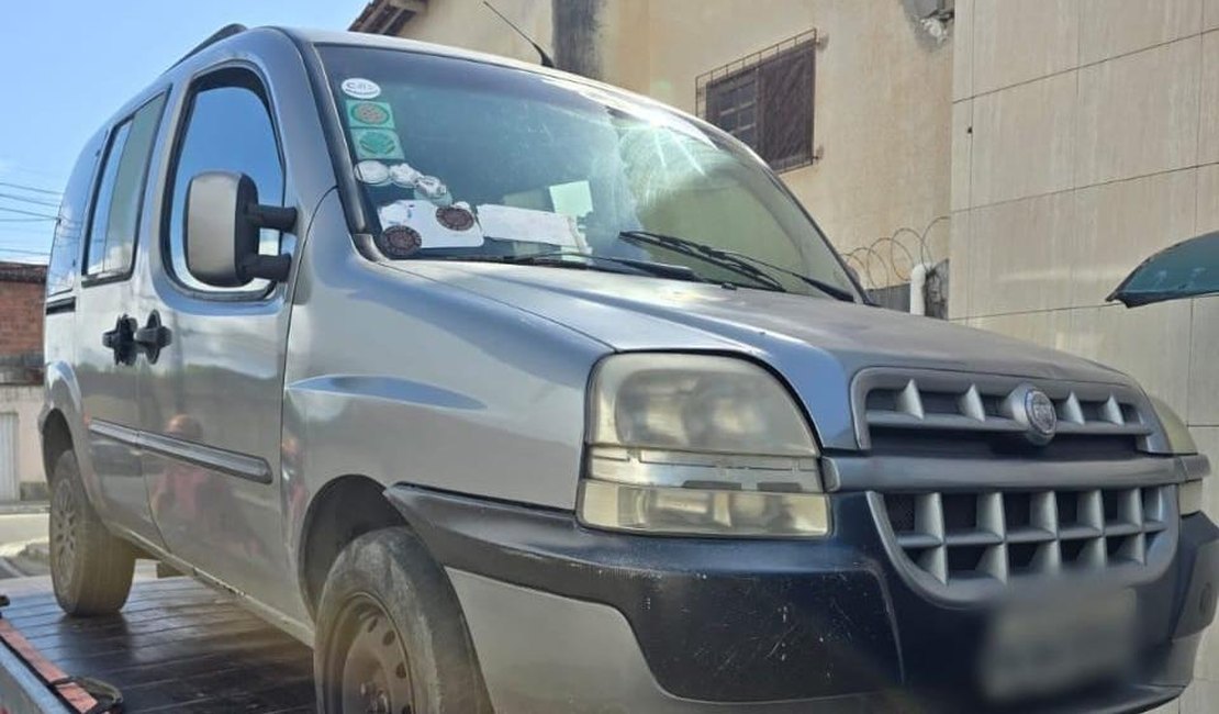 DMTT flagra crianças trancadas em carro suspeito de transporte irregular em Maceió