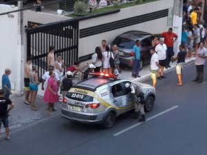 Carro invade calçada, derruba poste e atropela turistas em Maceió