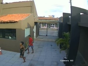 [Vídeo] Criminosos invadem e furtam distribuidora de pneus no Pinheiro, em Maceió