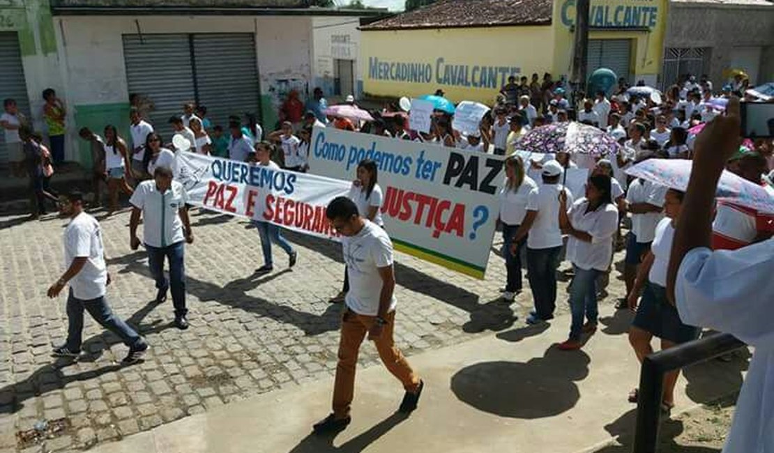 População de cidade sertaneja de Alagoas pede paz durante passeata